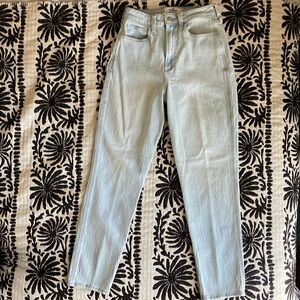 Hollister Curvy Ultra High-Rise Mom Jean